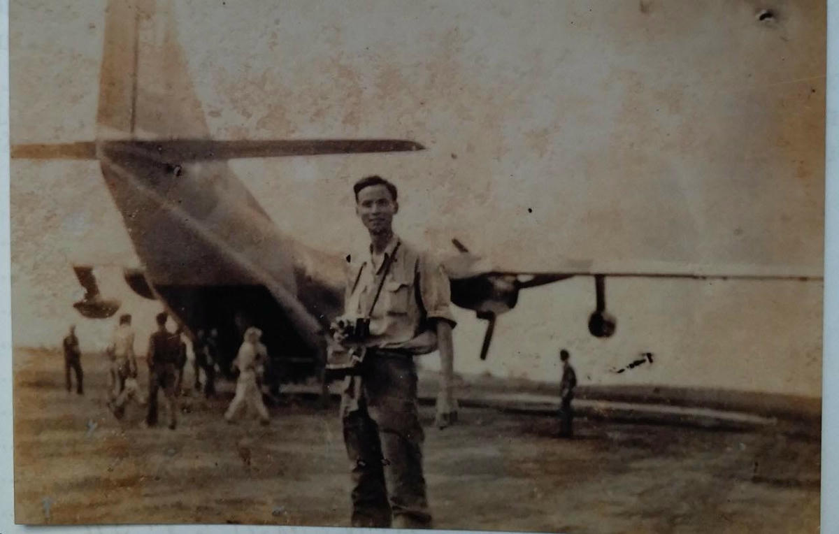 Nhà báo Cao Kim ( tức Kim Toàn), phóng viên Báo Giải Phóng, tác nghiệp tại sân bay Lộc Ninh (tỉnh Bình Phước) sau một cuộc trao trả tù binh giữa phía Chính phủ Cách mạng lâm thời Cộng hoà miền Nam Việt Nam và phía chính quyền Sài Gòn, giữa năm 1973.