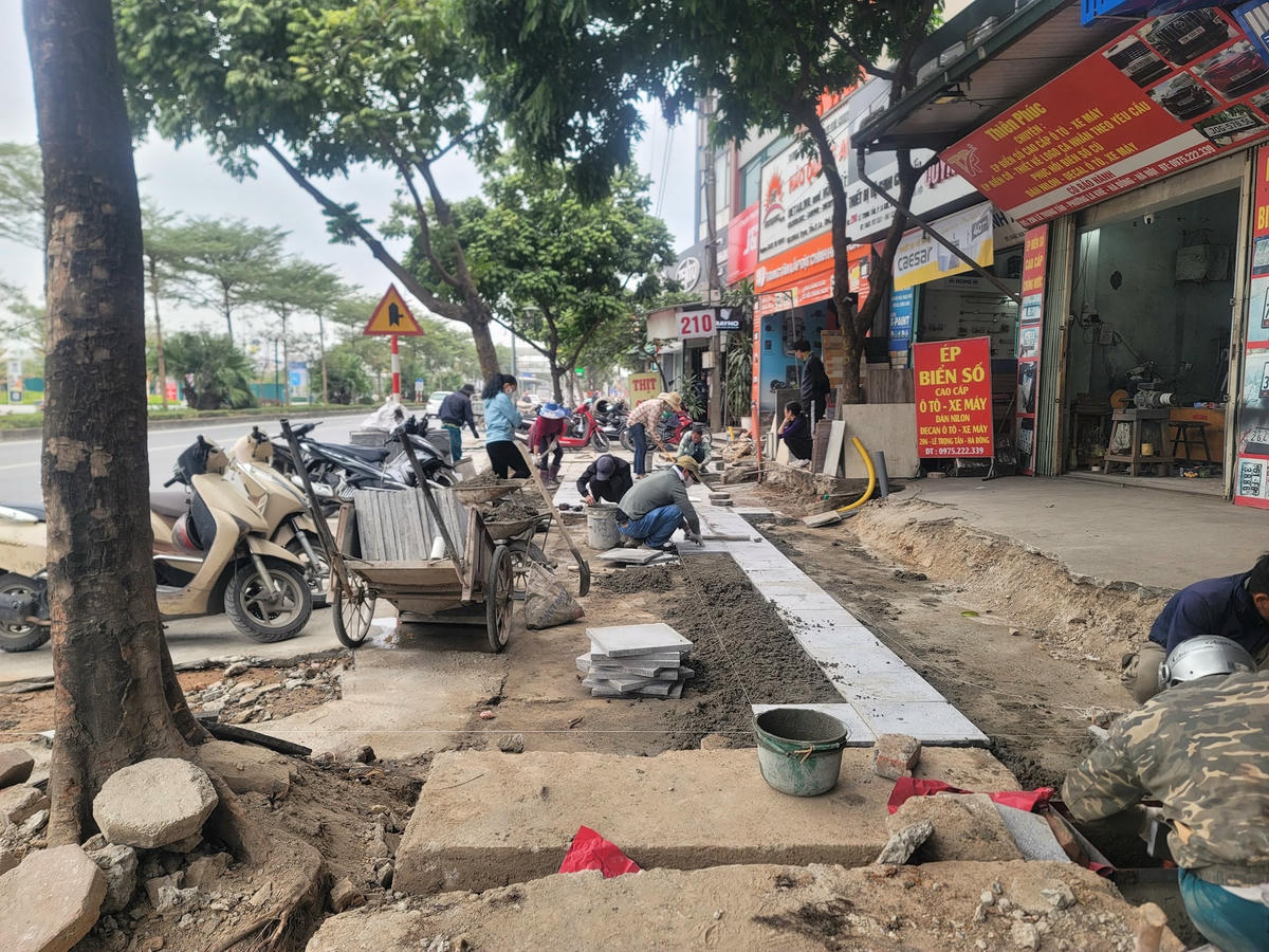 Mặc dù kéo dài như vậy, nhưng theo ghi nhận của phóng viên, việc thi công vẫn diễn ra lẻ tẻ, cả đoạn đường chỉ có mấy công nhân làm việc.