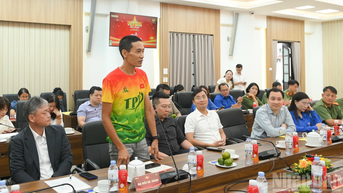 Ông Đỗ Ngọc Dương, Chủ tịch câu lạc bộ Công viên Thống Nhất chia sẻ tại buổi họp báo. (Ảnh: THẾ ĐẠI) ndo_br_hop-bao-cung-vn-tien-buoc-0052-1885.jpg