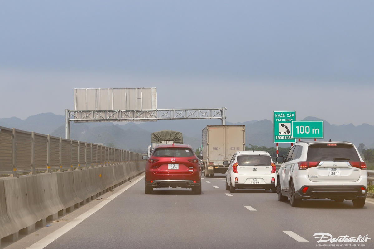 Tại điểm đầu của tuyến cao tốc Mai Sơn - QL 45 tại Ninh Bình, các phương tiện lưu thông chậm, tốc độ