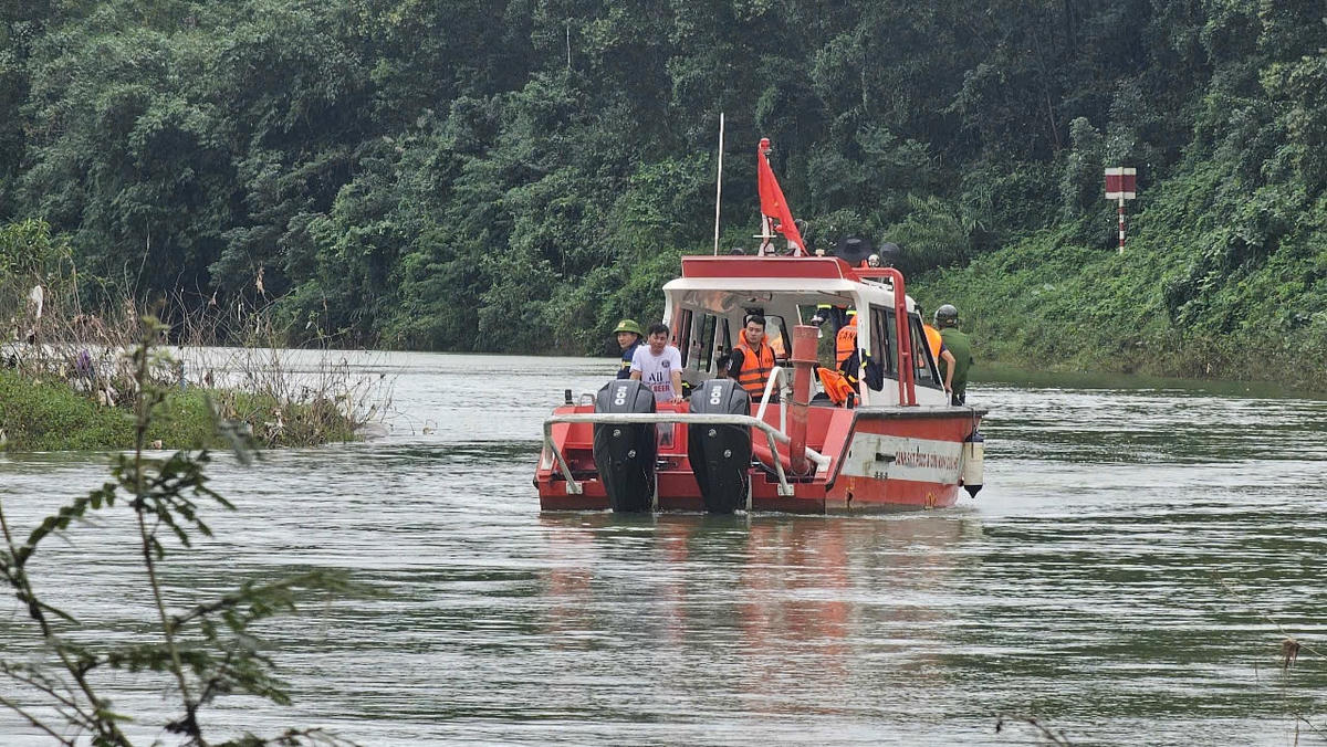 Theo người dân có mặt tại hiện trường, thời điểm xảy ra sự việc, 2 người đã ra khỏi chiếc xe chở rác và trôi theo dòng nước. Ảnh: N.Q.