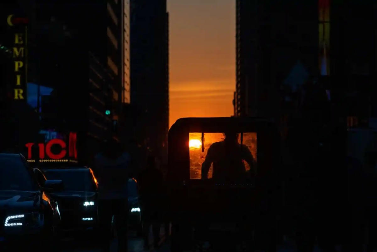 Cảnh hoàng hôn ‘Manhattanhenge’ ở Quảng trường Thời đại. Ảnh: Getty Images.