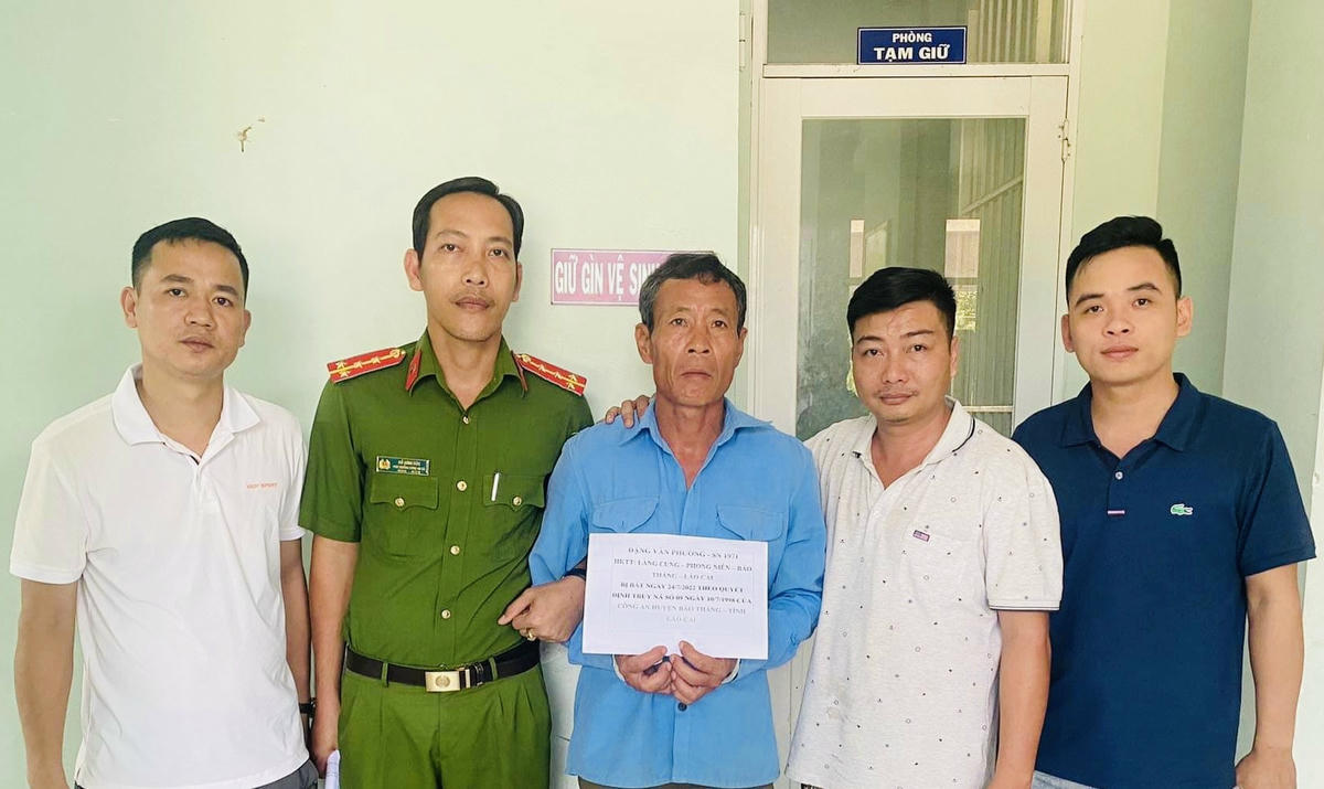 Đối tượng Đặng Văn Phường (áo xanh ở giữa) khi bị bắt giữ. Ảnh Thanh Tuấn