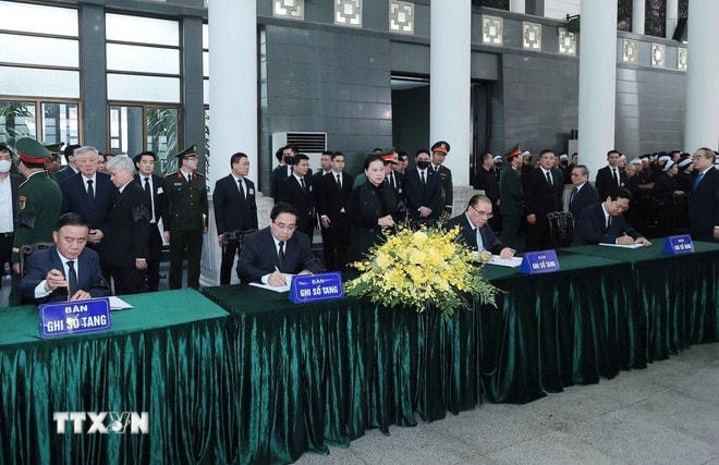 Lãnh đạo, nguyên lãnh đạo Đảng và Nhà nước ghi sổ tang. (Ảnh: TTXVN) ttxvn-le-quoc-tang-nguyen-chu-tich-nuoc-tran-duc-luong-62.jpg