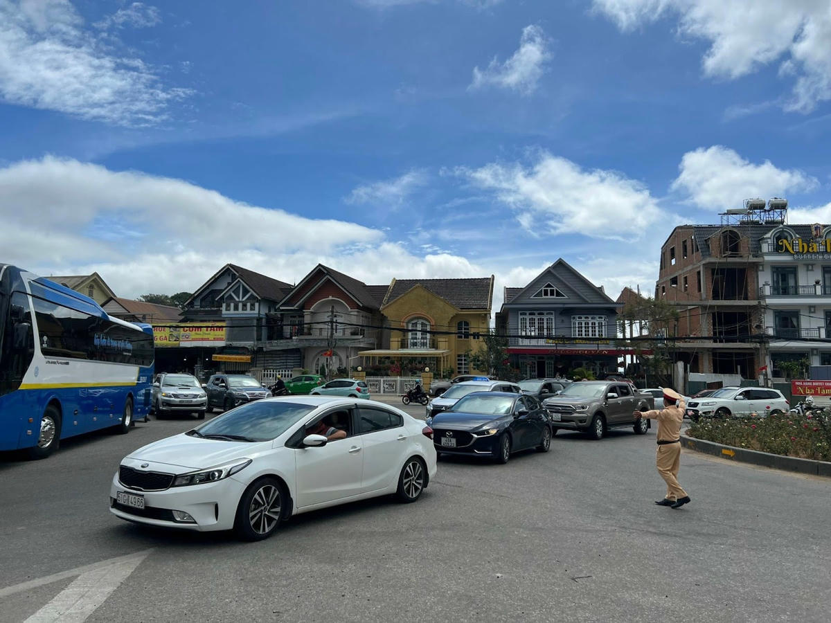 Lực lượng công an TP Đà Lạt phân tuyến giao thông tại trung tâm TP để tránh ùn tắc.