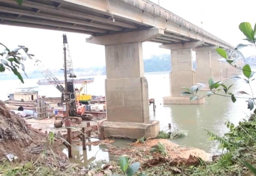Điểm sạt lở sát trụ móng cầu Trung Hà đang trong quá trình thi công sửa chữa. Ảnh: Hùng Trang.