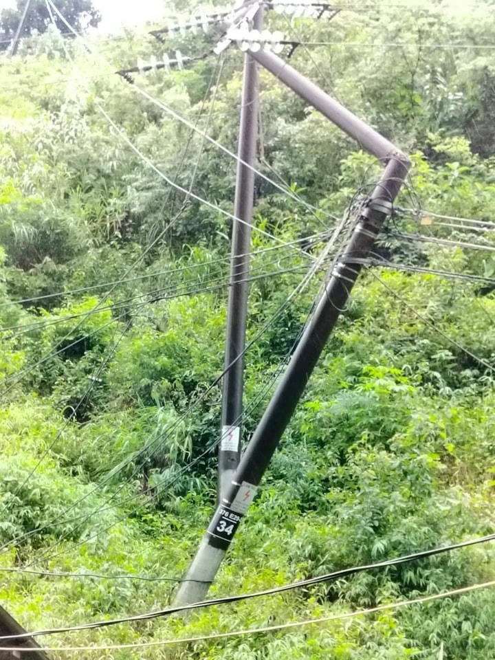 Cột điện thuộc đường dây 35kV lộ 376E29.2 phân đoạn Mường Kim- Mù Cang Chải bị gãy, đổ.