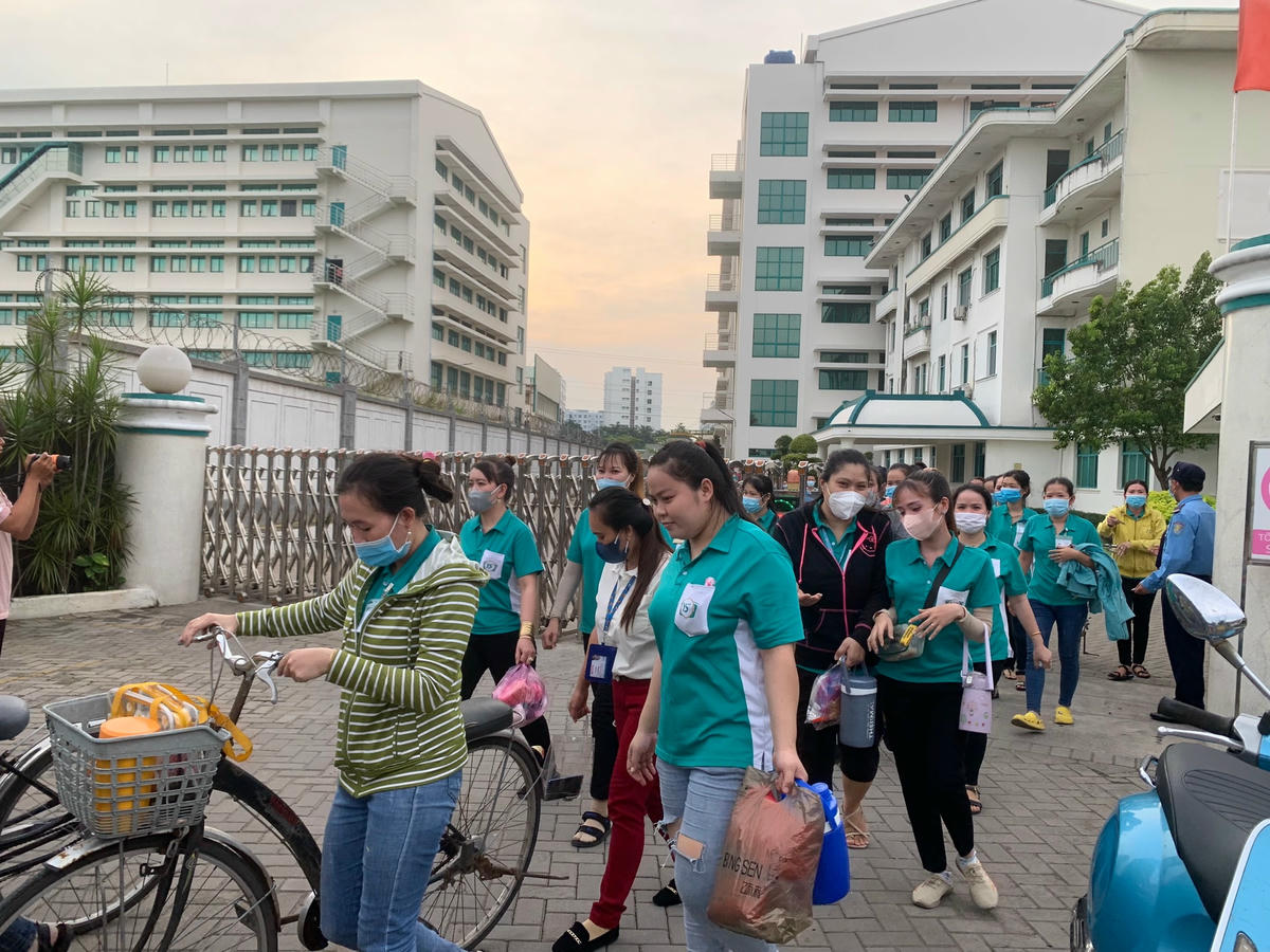 Lao động bị ảnh hưởng việc làm và thu nhập khi doanh nghiệp cắt giảm đơn hàng.