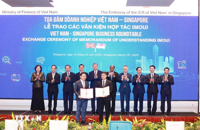 Tổng Bí thư Tô Lâm chứng kiến trao văn kiện hợp tác giữa doanh nghiệp hai nước. (Ảnh: Thống Nhất/TTXVN) ttxvn-tong-bi-thu-to-lam-du-toa-dam-doanh-nghiep-viet-nam-singapore-1303-14.jpg