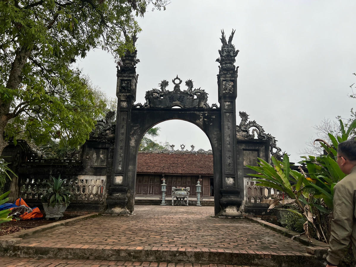 1.Đền Quốc Tế cổ kính với kiến trúc độc đáo, là nơi lưu giữ nhiều cổ vật và sắc phong.