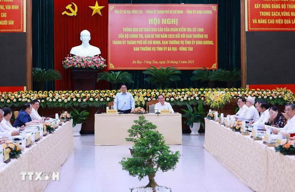 Thủ tướng Phạm Minh Chính chủ trì Hội nghị thông qua dự thảo báo cáo của Đoàn Kiểm tra 1908 đối với Thành ủy Thành phố Hồ Chí Minh, Ban Thường vụ Tỉnh ủy Bình Dương và Bà Rịa-Vũng Tàu. (Ảnh: Dương Giang/TTXVN)