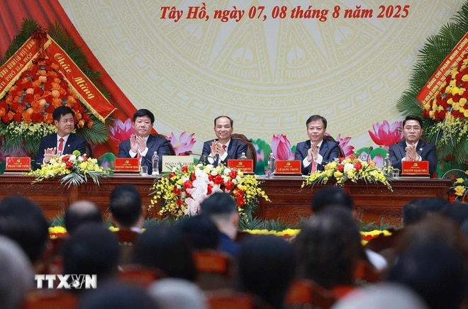 Đoàn Chủ tịch điều hành Đại hội đại biểu Đảng bộ phường Tây Hồ lần thứ nhất, nhiệm kỳ 2025-2030. (Ảnh: Dương Giang/TTXVN) ttxvn-0808-thu-tuong-dang-bo-phuong-tay-ho-6.jpg