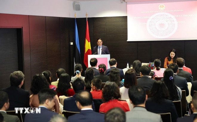 Thủ tướng Phạm Minh Chính phát biểu tại buổi gặp cán bộ, nhân viên Đại sứ quán và cộng đồng người Việt Nam tại Estonia. (Ảnh: Dương Giang/TTXVN) ttxvn-thu-tuong-cong-dong-nguoi-viet-nam-tai-estonia-7.jpg