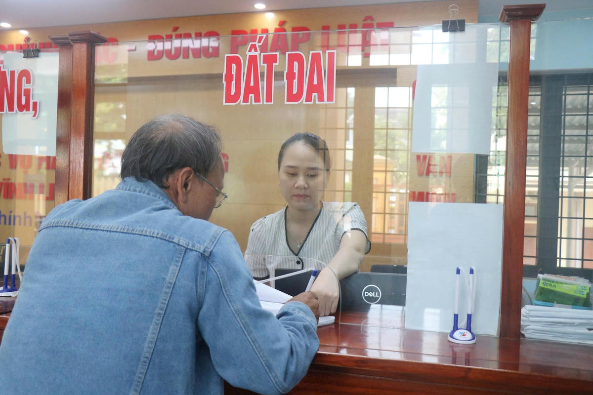 Người dân phấnh3_hanh_chinh_cong