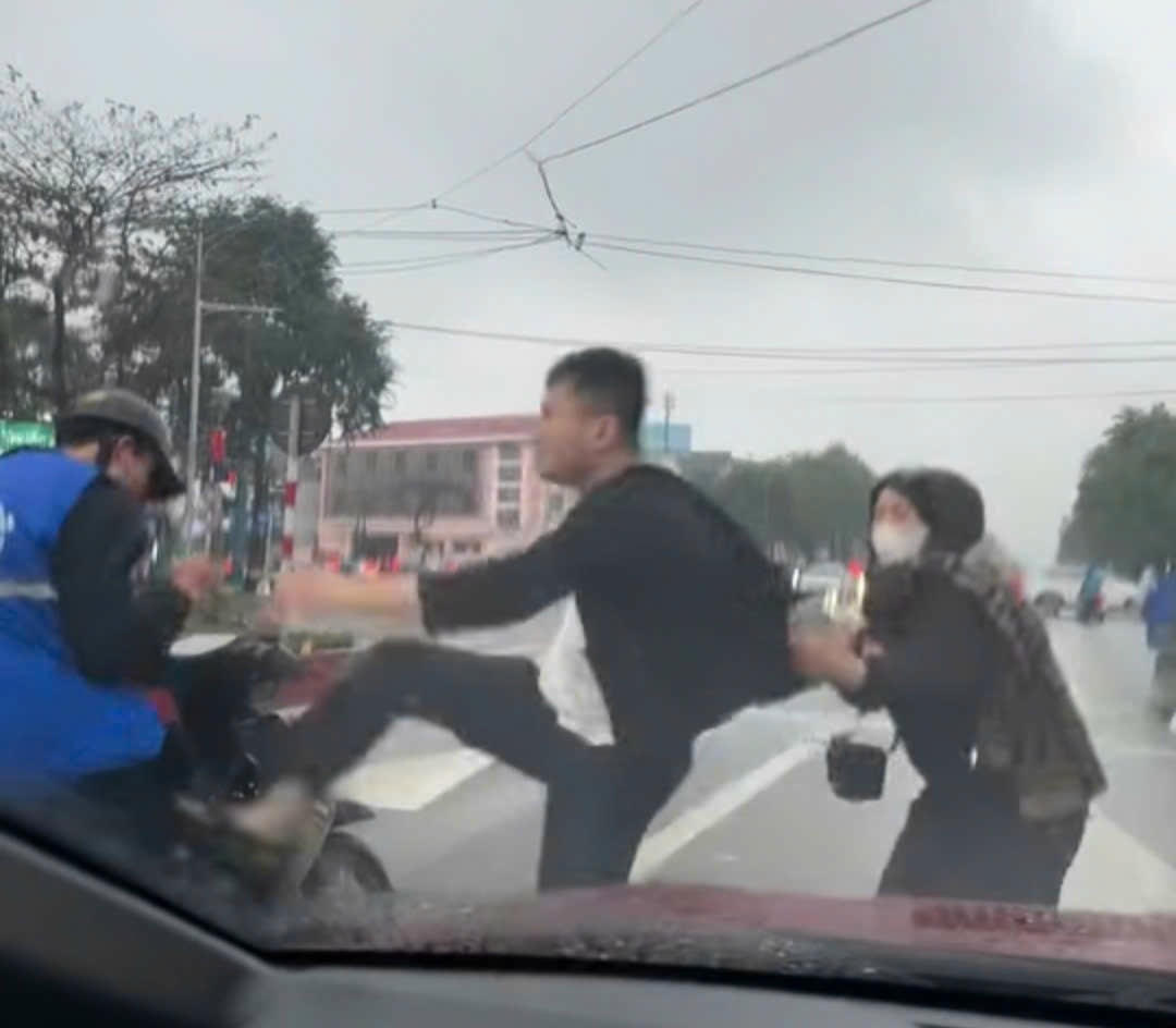 Nam shipper bị một đối tượng hành hung trên phố tại TP Vinh. Ảnh: Cắt từ Clip
