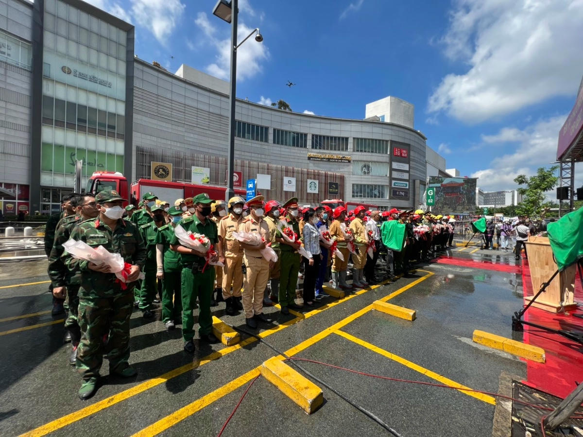 Các lực lượng nhận hoa chúc mừng buổi diễn tập thành công.