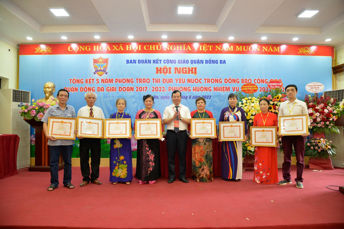 Ủy bann MTTQ quận Đống Đa tặng bằng khen cho các tập thể, cá nhân xuất sắc (Ảnh: Phạm Cường).