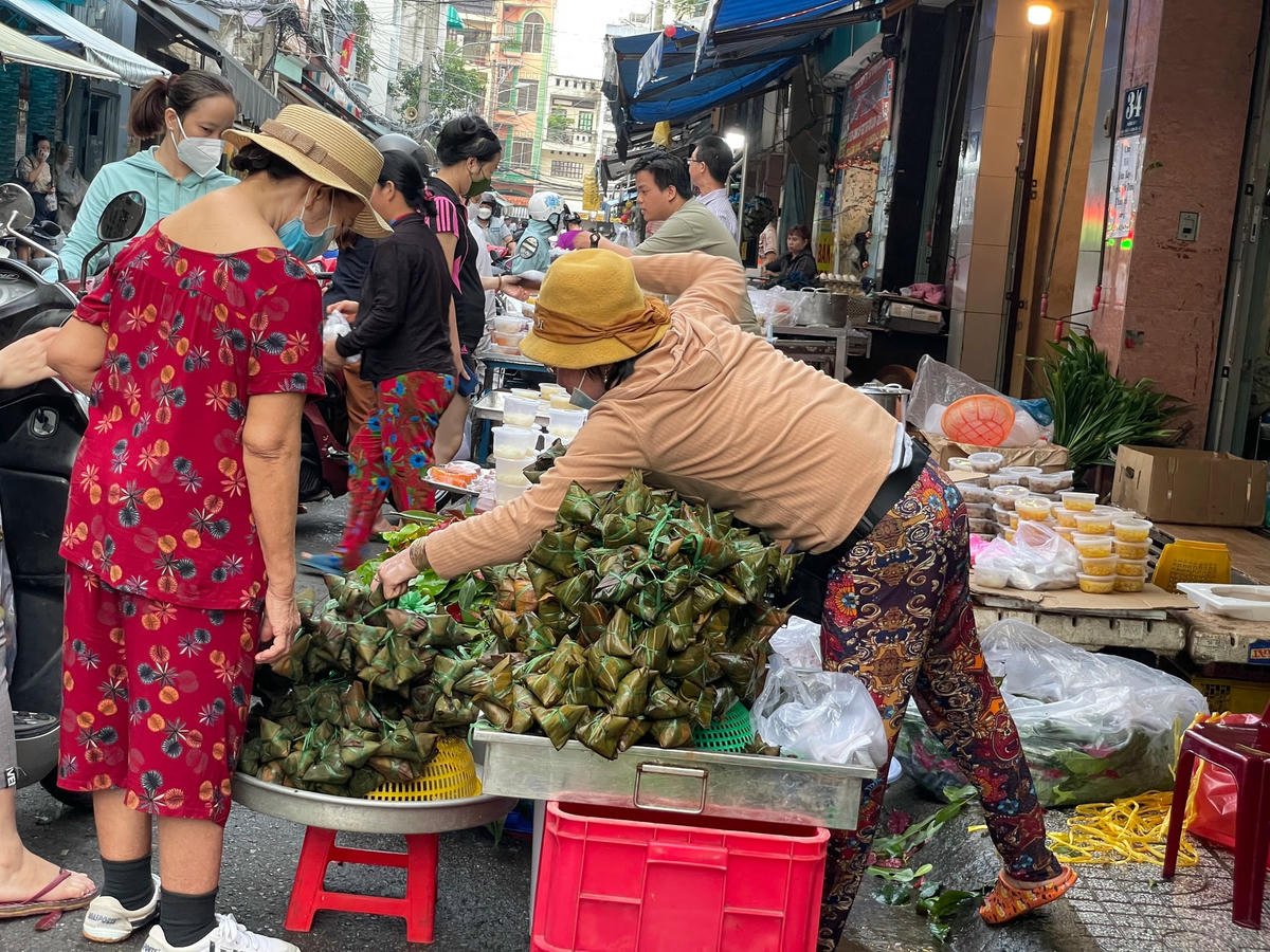 Bánh ú tro - loại bánh đặc trưng trong ngày này.