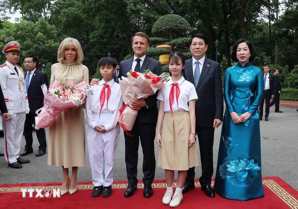 Chủ tịch nước Lương Cường và Phu nhân đón Tổng thống Pháp Emmanuel Macron và Phu nhân. (Ảnh: Lâm Khánh/TTXVN)