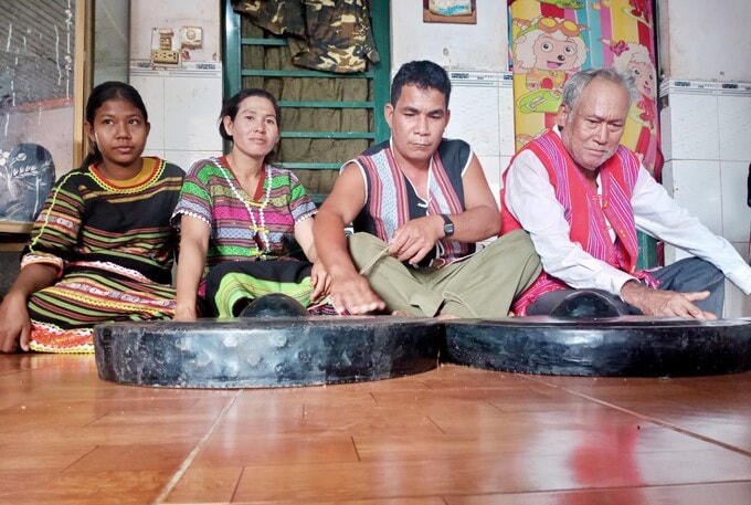 Già làng Điểu Chơn xã Thiện Hưng (áo đỏ), là người không chỉ mẫu mực về làm kinh tế, mà còn là người lưu truyền bản sắc văn hóa dân tộc cho con cháu. (Ảnh: Trần Trung)