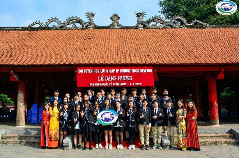 (Đội tuyển Newton tham gia thi HSG cấp Thành phố dành cho khối 9).