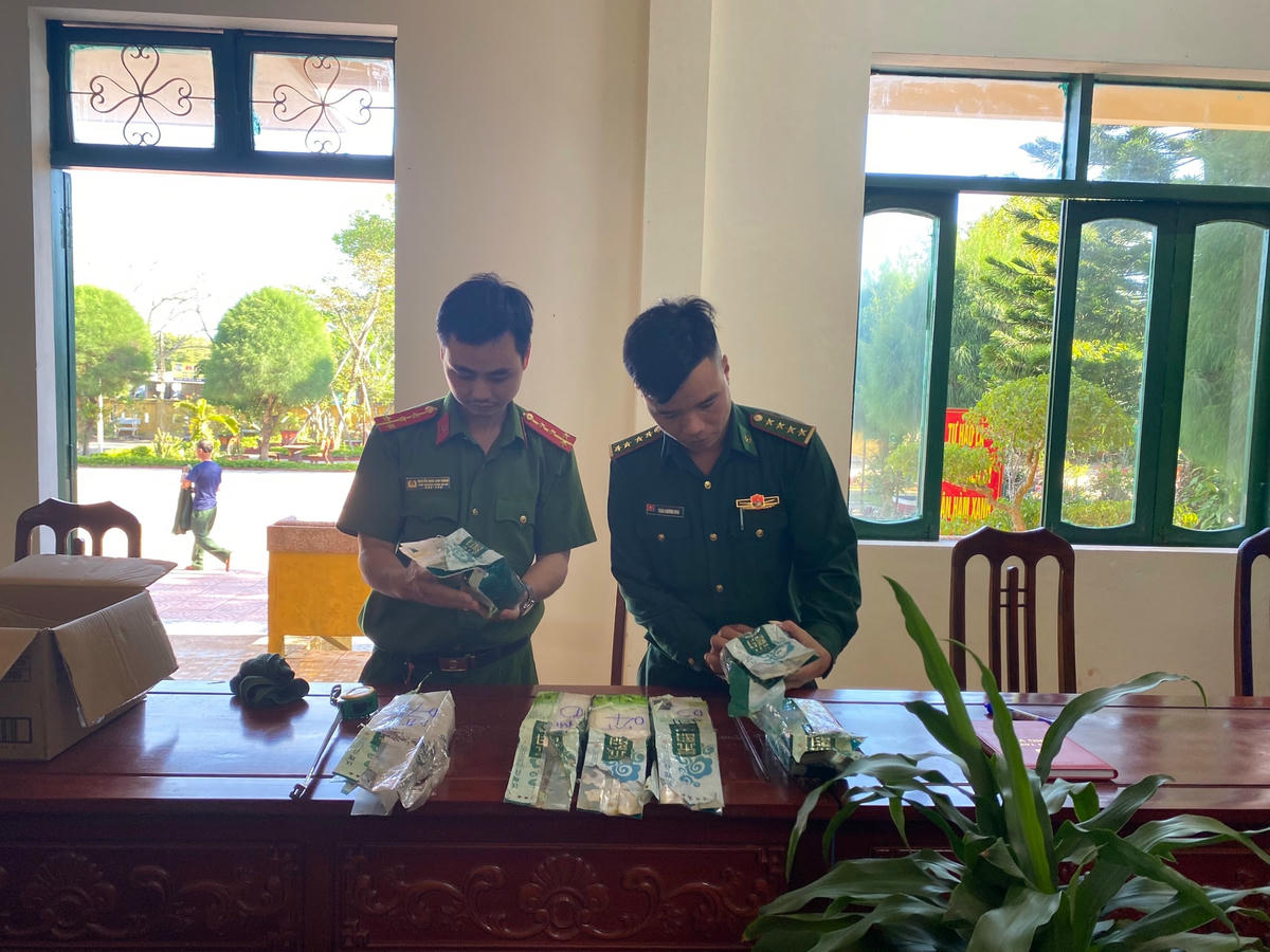 Ngư dân đã đến trình báo và bàn giao đồ vật cho Đồn Biên phòng Hải An.