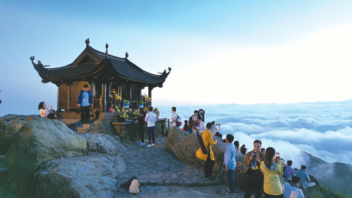 Cảnh sắc như chốn tiên cảnh trên đỉnh Chùa Đồng. Ảnh Nguyễn Quý