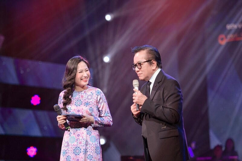 Nhà báo Hạnh An An (trái) hỏi chuyện danh ca Elvis Phương tại