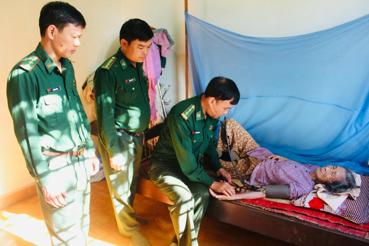 Bộ đội Biên phòng Đắk Lắk đang chăm sóc sức khỏe cho người dân vùng biên.
