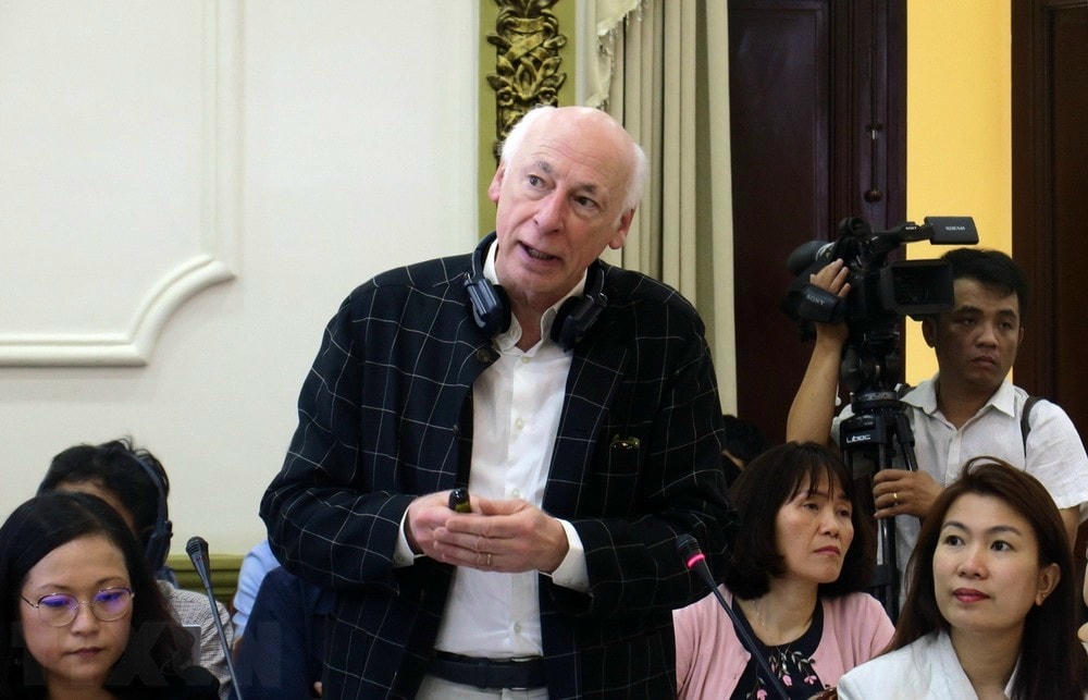 Chuyên gia Viện Quy hoạch vùng Paris trình bày tại Hội thảo. (Ảnh: Tiến Lực/TTXVN) ttxvn_0203_song sai gon (4).jpg