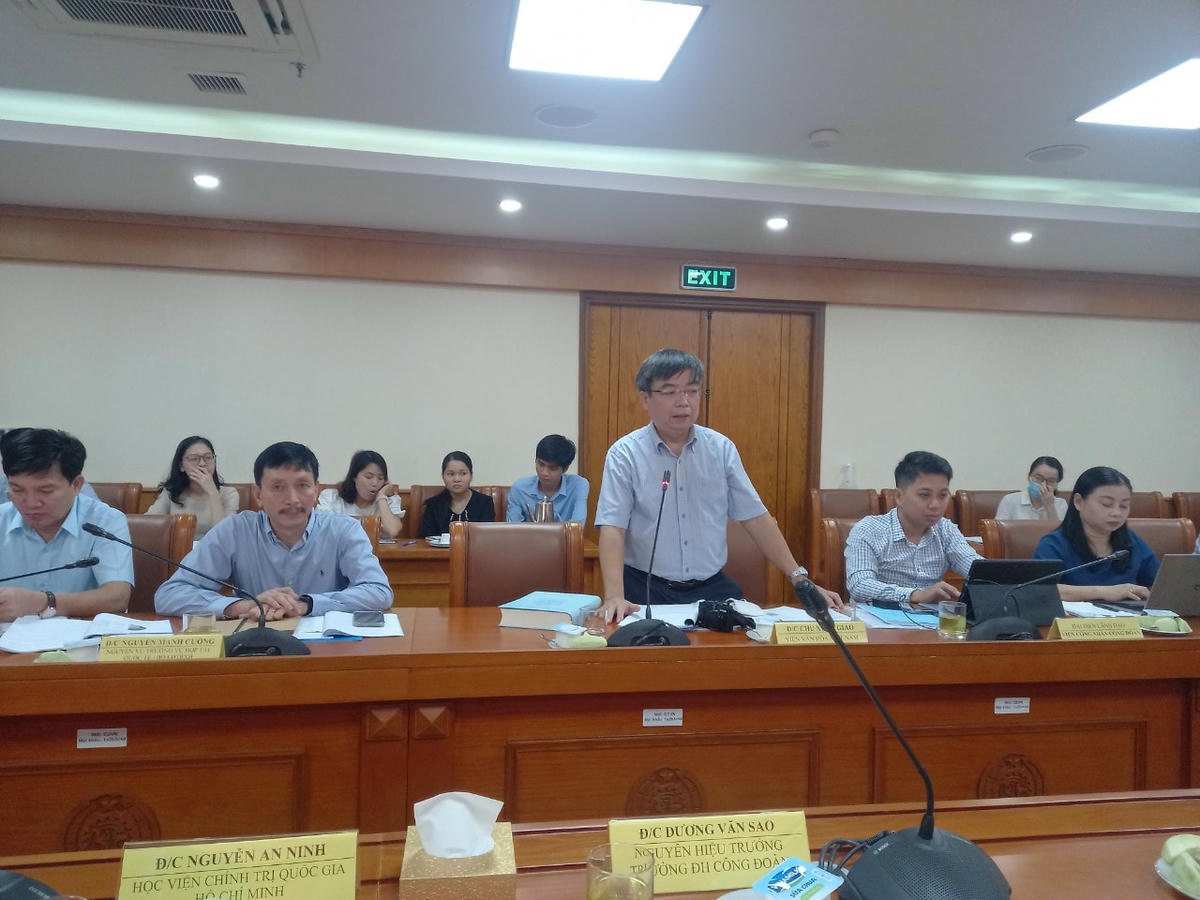 Các đại biểu phát biểu tại hội thảo.