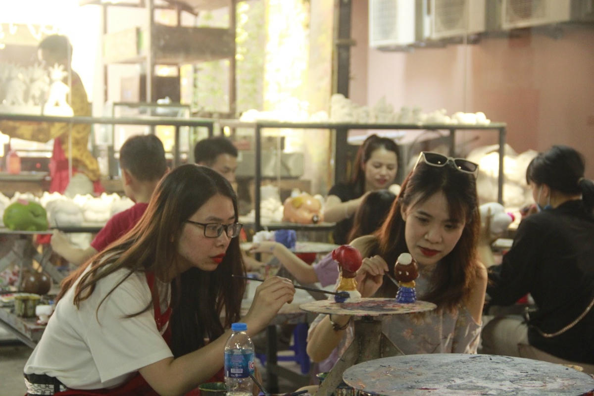 Làng nghề gốm Bát Tràng- một điểm du lịch thu hút khách trong và ngoài nước - Ảnh: Phạm Sỹ.