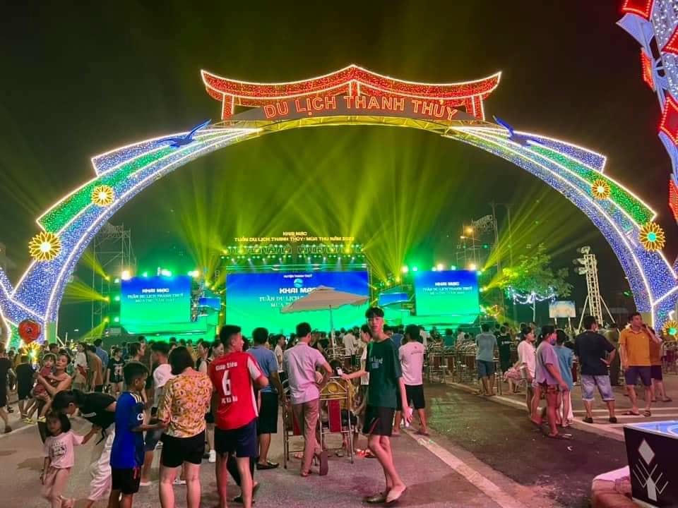 Chương trình khai mạc chưa diễn ra nhưng nhiều người đã có mặt từ rất sớm