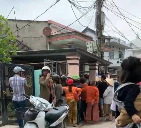 Người dân hiếu kỳ nghe ngóng thông tin. Ảnh: MXH.