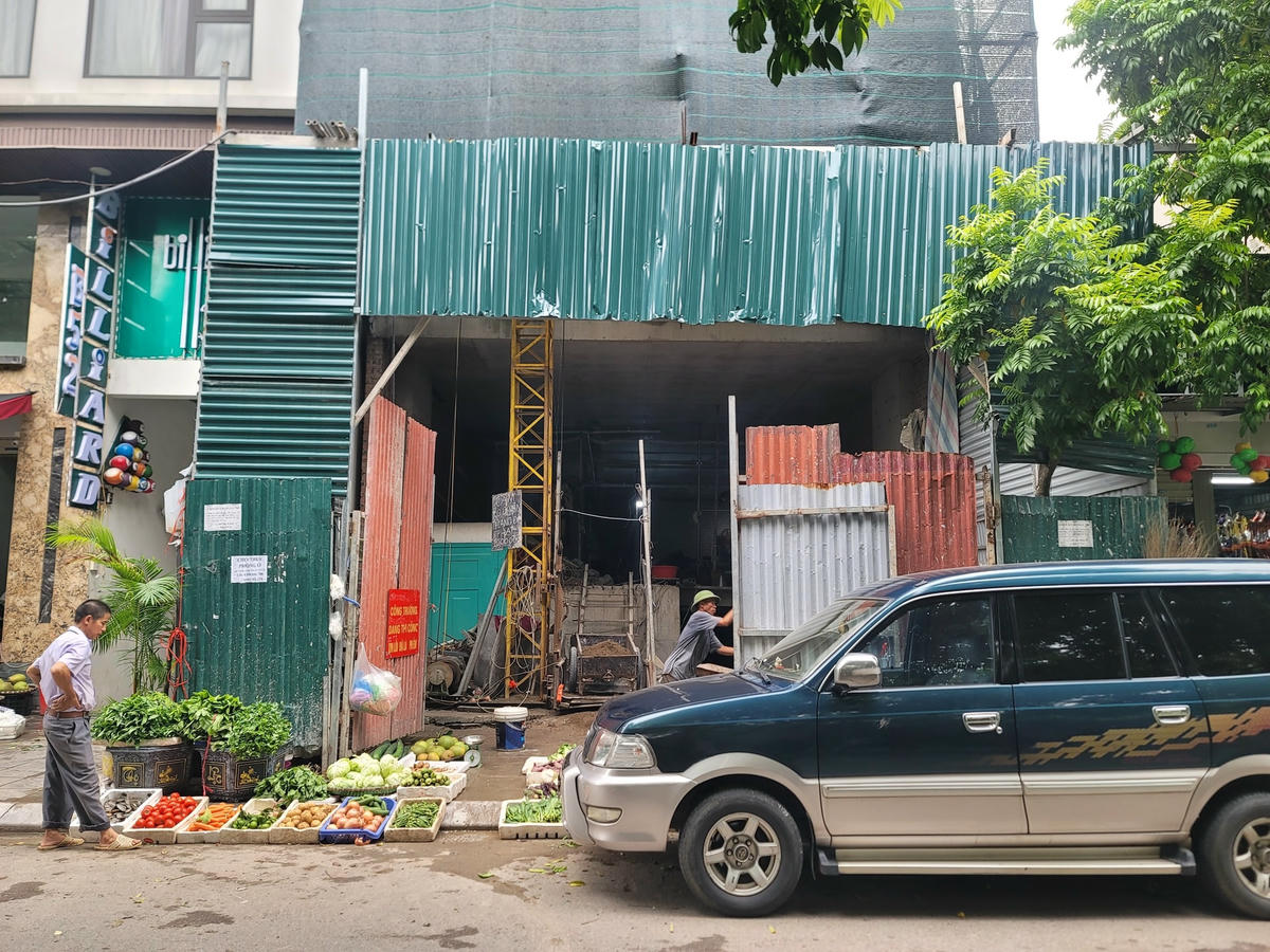 Một hộ dân xây dựng nhà đã quây tôn ra hết vỉa hè. 