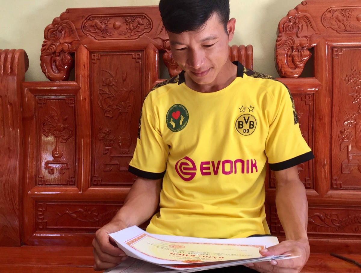 Thầy Cường bên những bằng khen do chính quyền các cấp tỉnh Quảng Bình trao tặng.