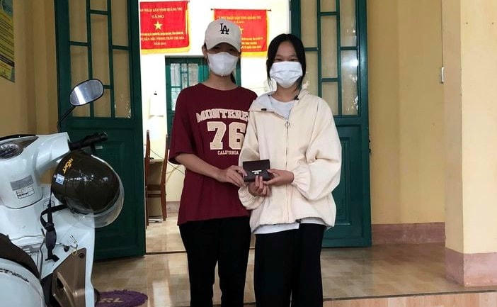 Các em học sinh đến trụ sở Công an xã Trung Hải giao nộp tài sản để trả lại cho người làm mất.