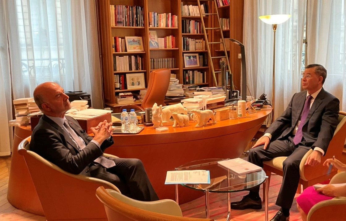 Chủ tịch thứ nhất Tòa Thẩm kế Pháp Pierre Moscovici tiếp Tổng Kiểm toán nhà nước Ngô Văn Tuấn tại phòng làm việc. Ảnh CTV