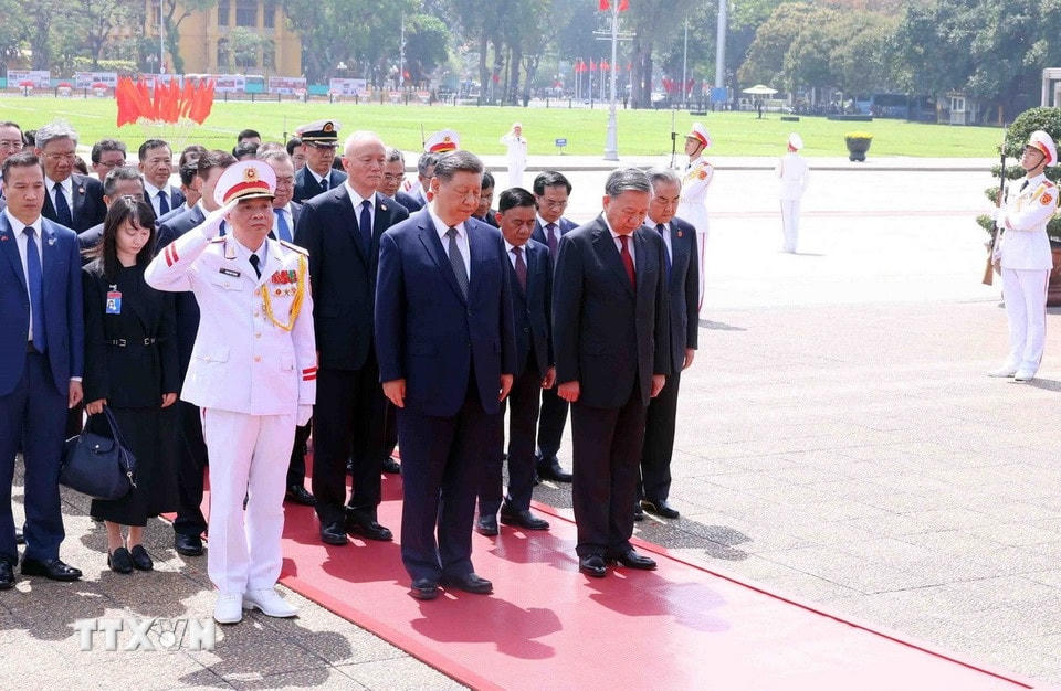 Tổng Bí thư, Chủ tịch nước Trung Quốc Tập Cận Bình cùng các đại biểu thành kính tưởng nhớ Chủ tịch Hồ Chí Minh. (Ảnh: Phạm Kiên/TTXVN)