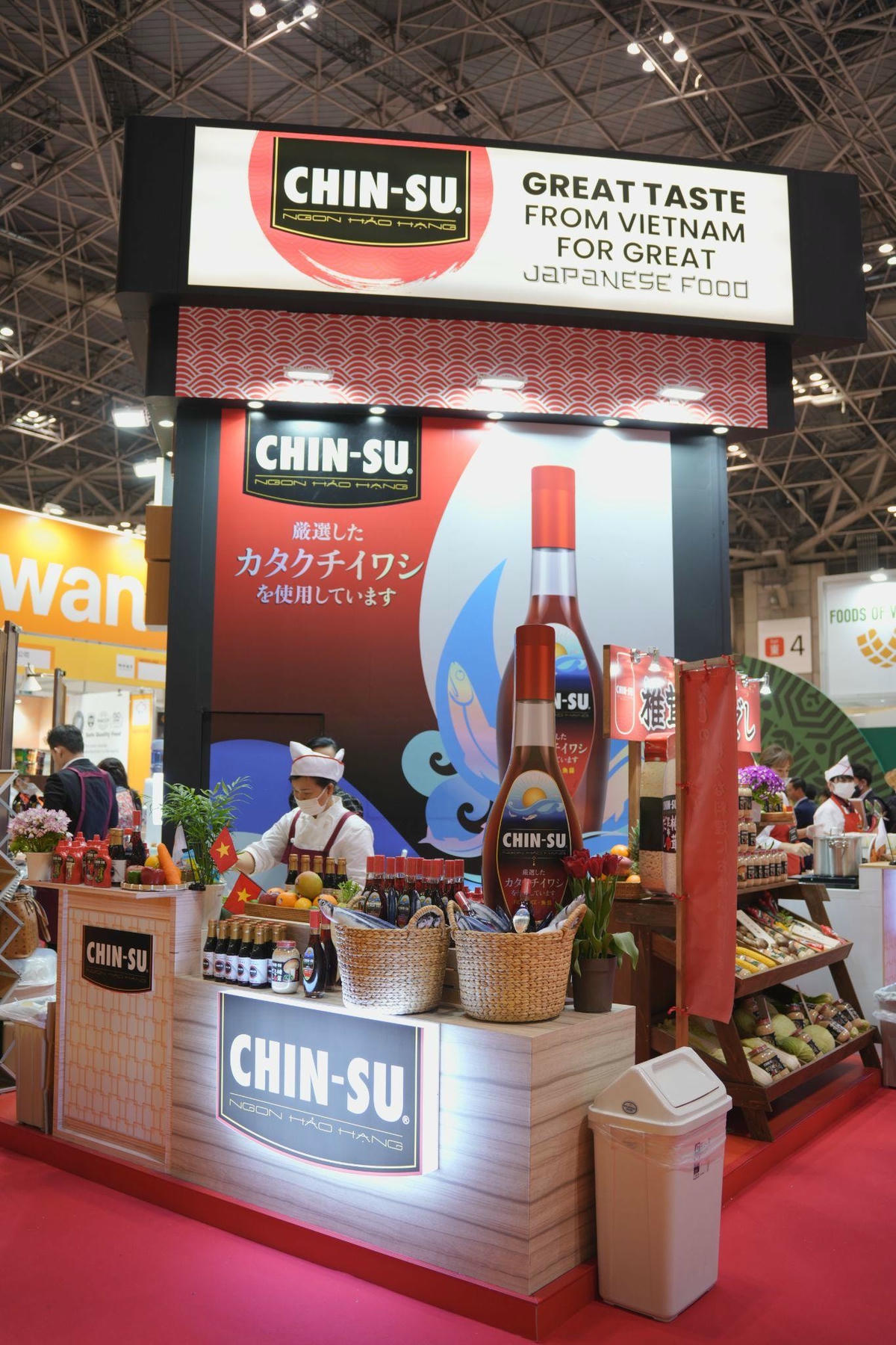Gian hàng nước mắm Chin-su Cá Cơm Biển Đông tại Foodex Japan 2023.