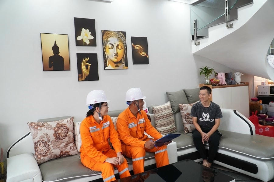 Công nhân Điện lực Tp Hạ Long cùng thống ... ay đổi ngày ghi chỉ số với khách hàng