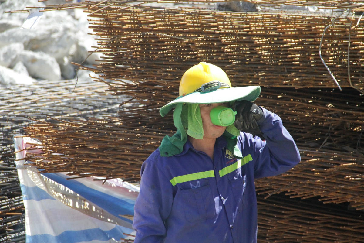 Đội ngũ công nhân Tập đoàn CIENCO 4 dùng nhiều cách để chống chọi cái nắng cuối mùa tại công trường.