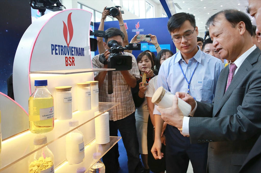 Thứ trưởng Bộ Công Thương Đỗ Thắng Hải và đại biểu tham quan gian hàng của BSR.