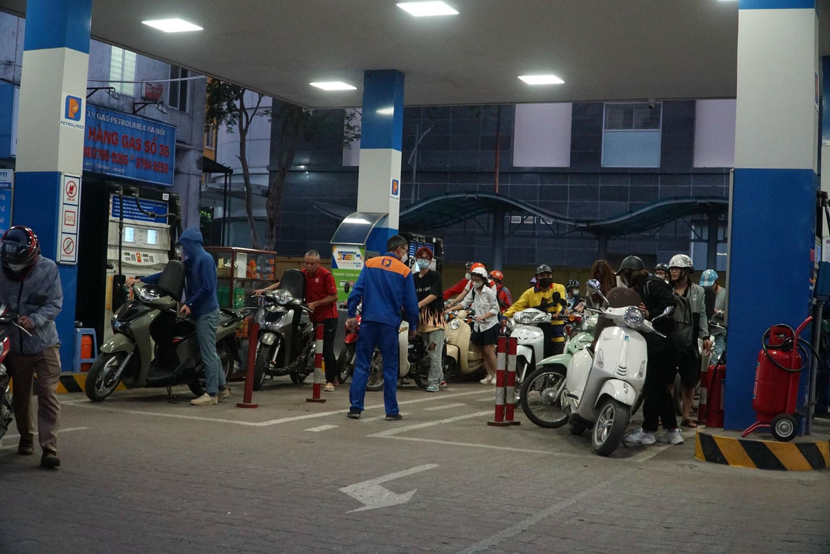 Theo Bộ Công Thương cho biết chỉ xử lý đối với hành vi bán xăng dầu qua các cột bơm mini, trụ bơm lắc tay, qua thùng, can chai