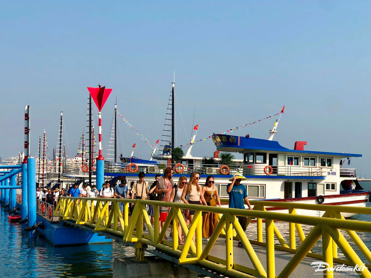 Đoàn khách xếp hàng lần lượt để di chuyển lên bờ, mặc dù lượng khách đông nhưng không xảy ra tình trạng chen lấn, xô đẩy.