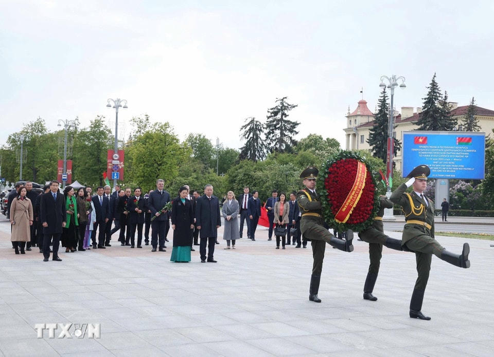 Tổng Bí thư Tô Lâm và Phu nhân cùng Đoàn đại biểu cấp cao Việt Nam đến đặt hoa tại Tượng đài Chiến thắng ở thủ đô Minsk. (Ảnh: Thống Nhất/TTXVN)