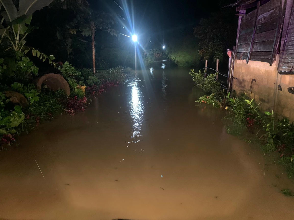 Nhiều đường giao thông ở các xã Cam Hiếu, Cam Thủy và Cam Tuyền bị ngập nước. Ảnh: CTV.