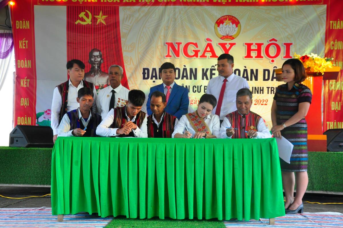 Lễ ký cam kết xây dựng mô hình “Khu dân cư đạt chuẩn nông thôn mới”.