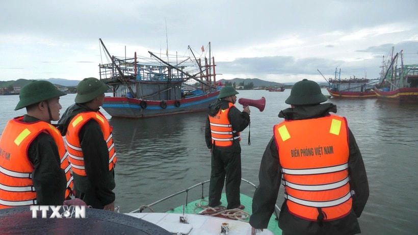 Bộ đội Biên phòng các đồn, trạm tại tỉnh Quảng Trị sắp xếp, kêu gọi tàu thuyền vào bờ tránh, trú bão. (Ảnh: TTXVN phát)