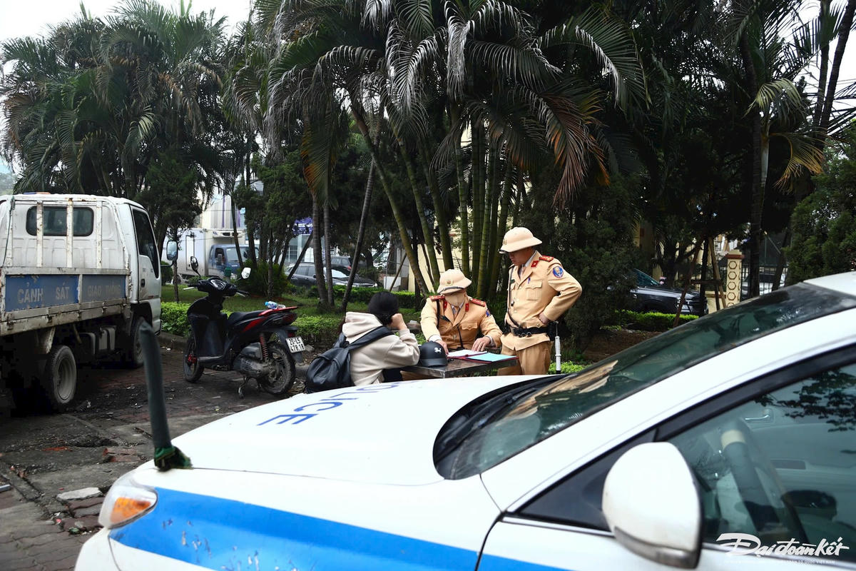 Phòng Cảnh sát giao thông (Công an thành phố Hà Nội) đã triển khai kế hoạch tăng cường xử lý 6 nhóm hành vi vi phạm nhằm bảo đảm trật tự, an toàn giao thông. Trong đó, nhóm lứa tuổi học sinh vi phạm khi tham gia giao thông được đặc biệt chú trọng, nhằm nâng cao ý thức chấp hành luật và phòng ngừa tai nạn.